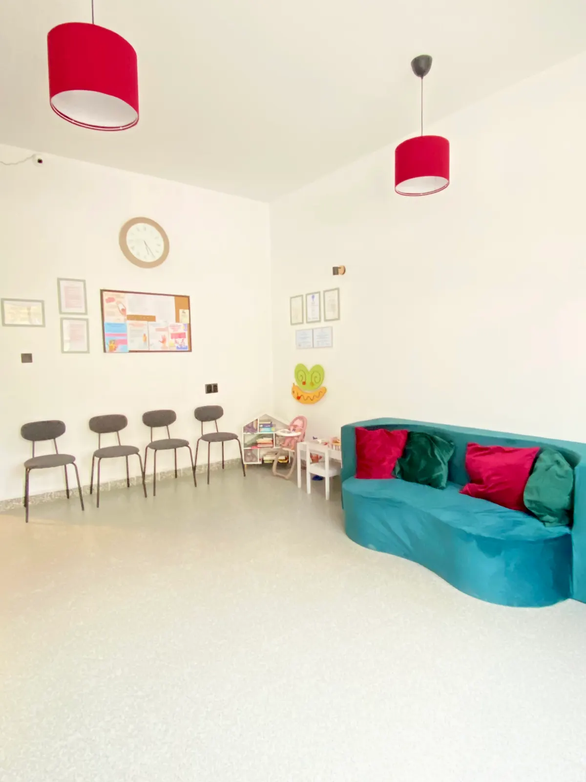 Stół terapeutyczny — sala logopedyczna Anna Dajnowska